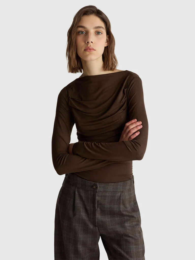 Fitted boat neck t-shirt