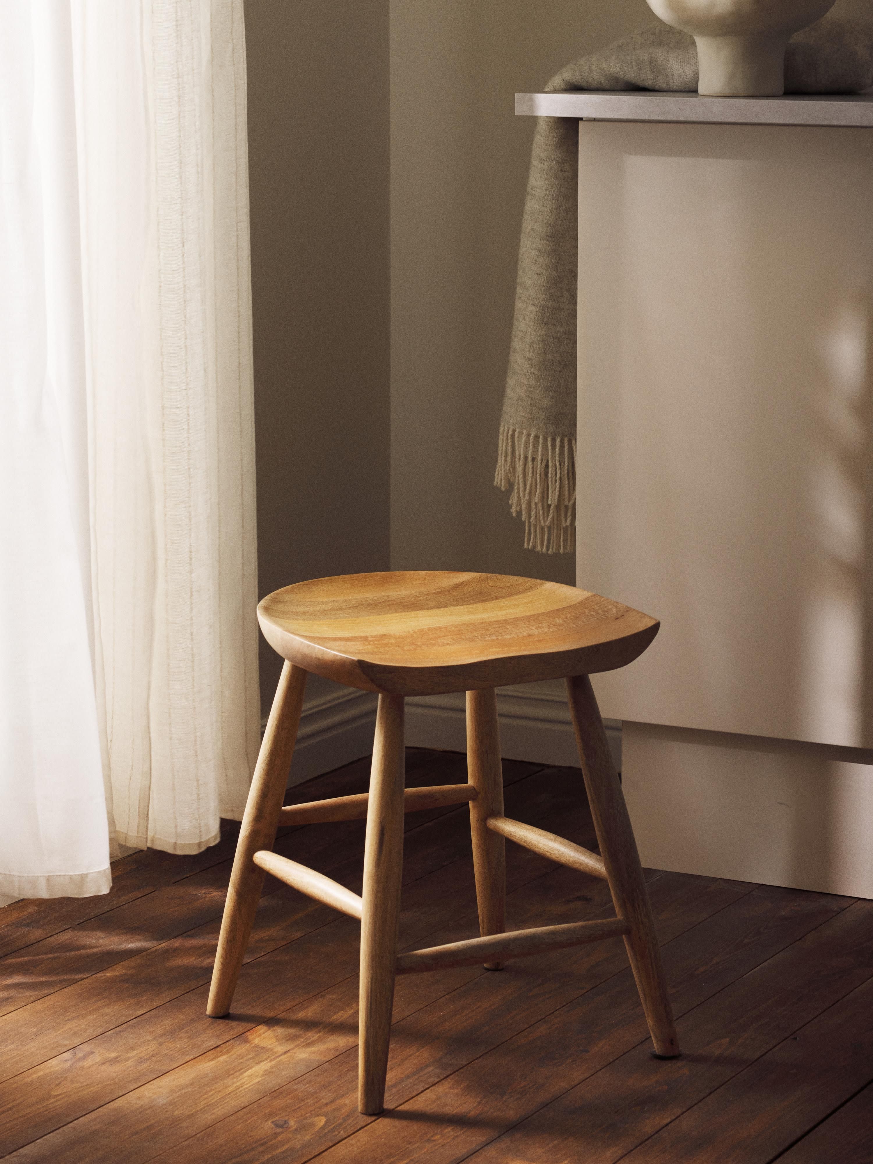 Hocker Nino aus Mangoholz
