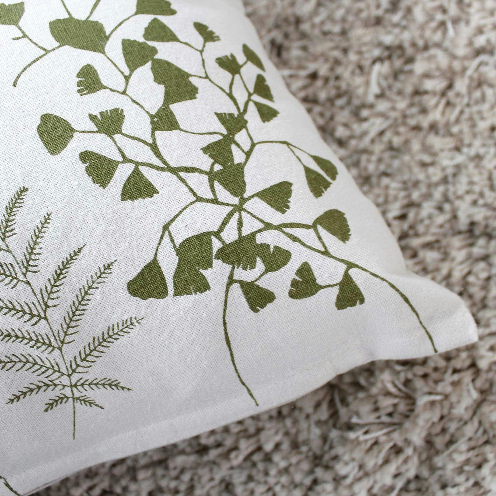 - Coussin déhoussable aux impressions florales coton kaki 30x50 cm