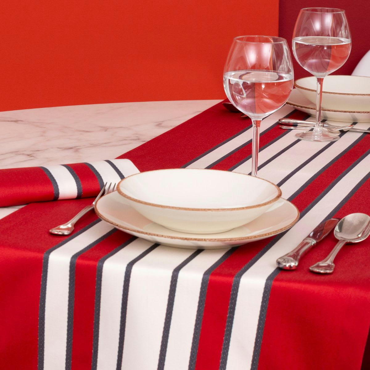 ESPELETTE AMARANTE - Chemin de table en coton rouge 50x155 cm