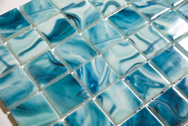 Mosaïque en verre pressé sur maille pour piscine 31.5cm x 47.7cm - Modena Como Pool (0,151m²)