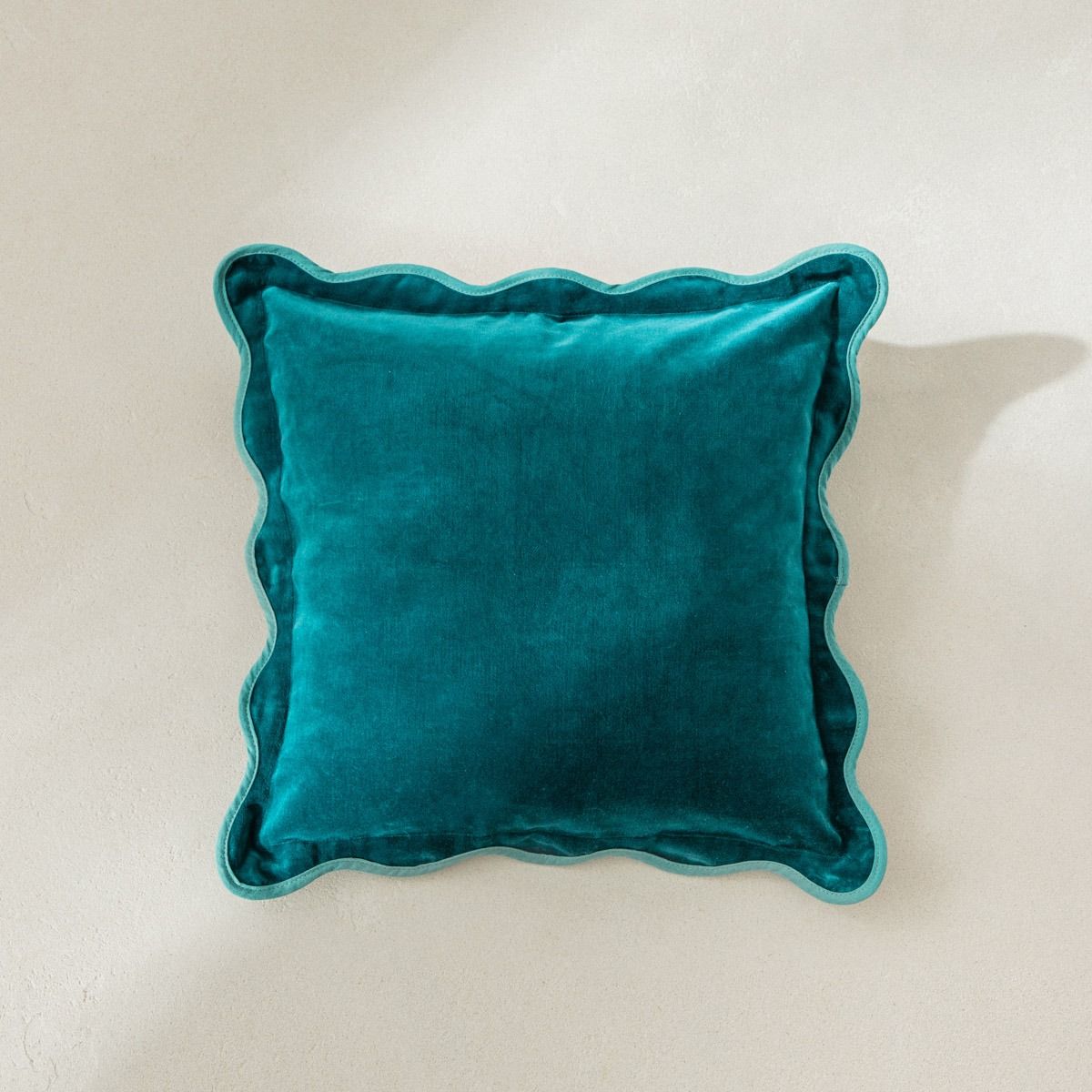 Poszewka EKTA aksamitna z dekoracyjną falowaną lamówką zielona 45x45cm