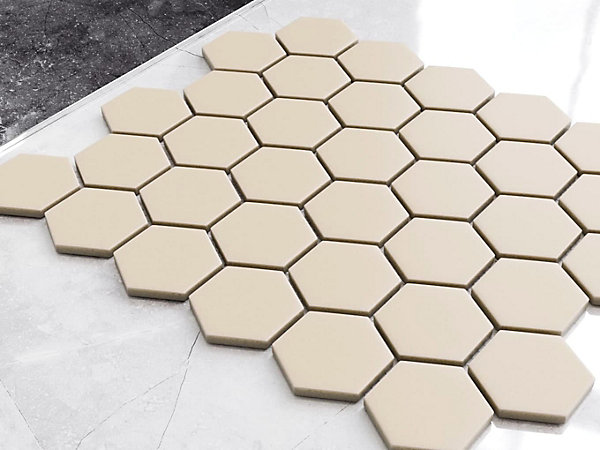 Mosaïque en céramique sur maille pour salle de bain ou cuisine 32.3cm x 27.7cm - Beige hive