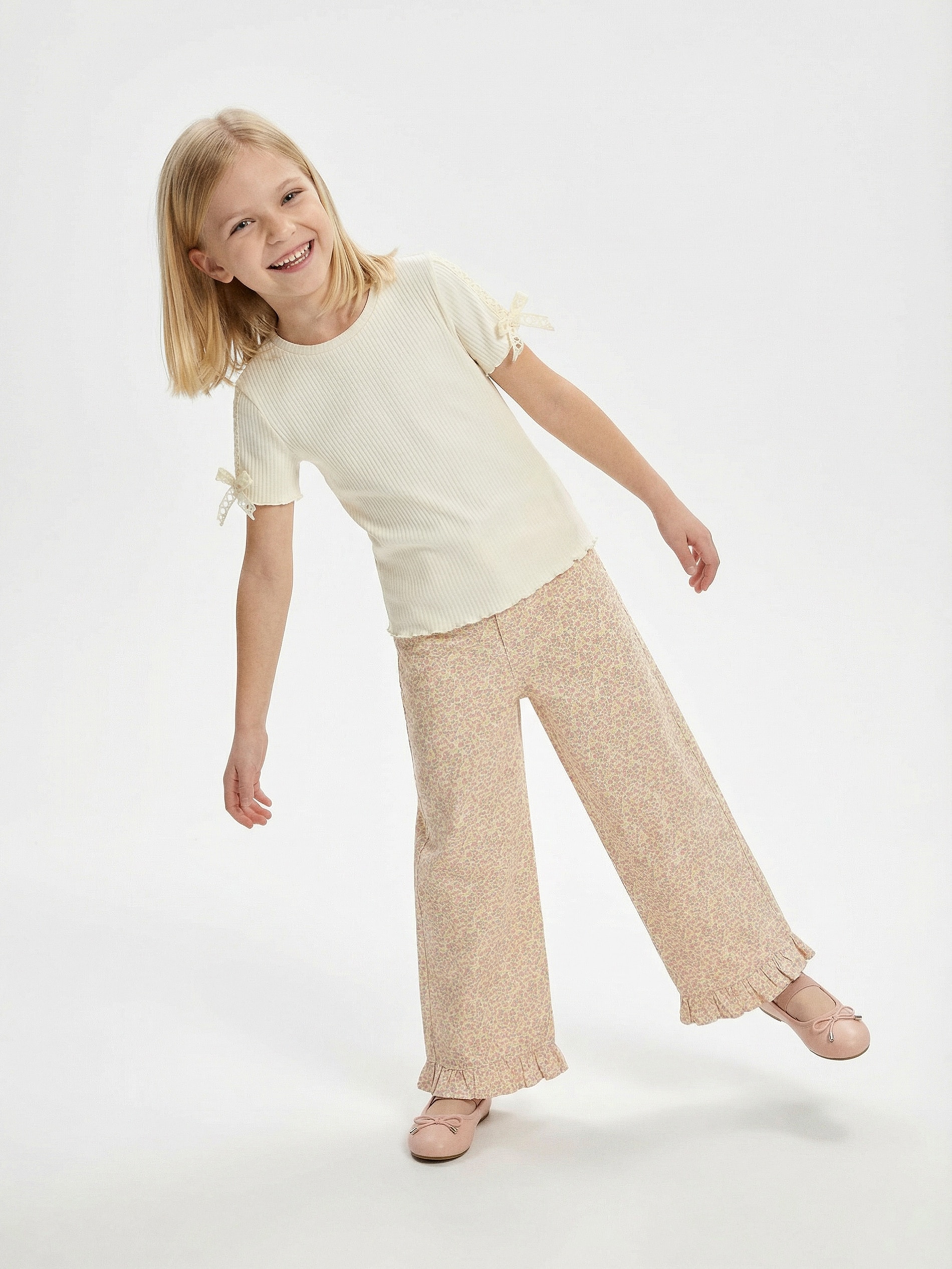 Jeansy wide leg z ozdobną falbanką