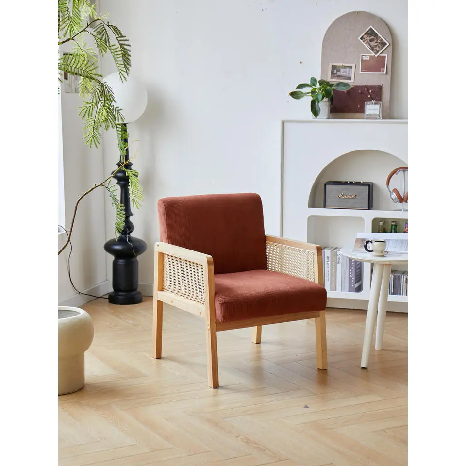 Fauteuil van rotan en terracotta stof