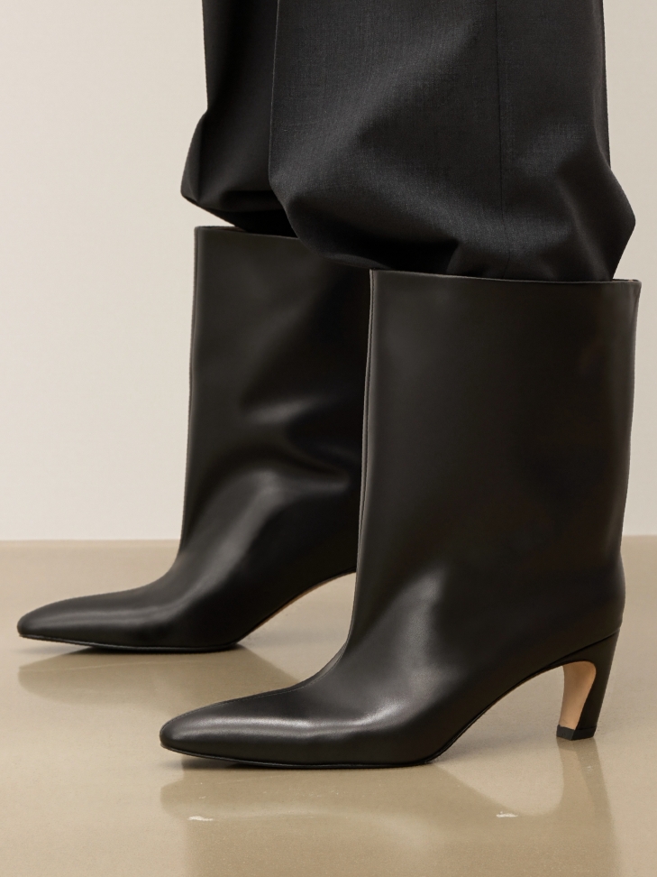 Black boots with a wide upper