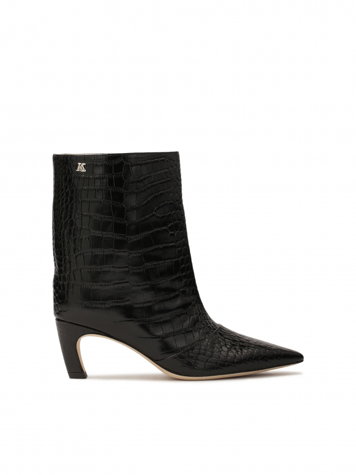 Fashionable boots with a wide upper