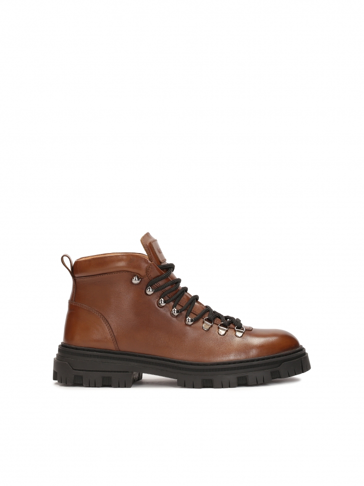 Brown tied men's boots