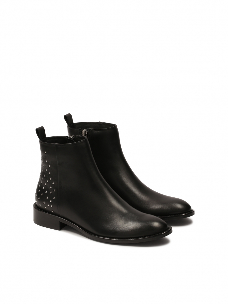 Classic boots with zipper on flat sole