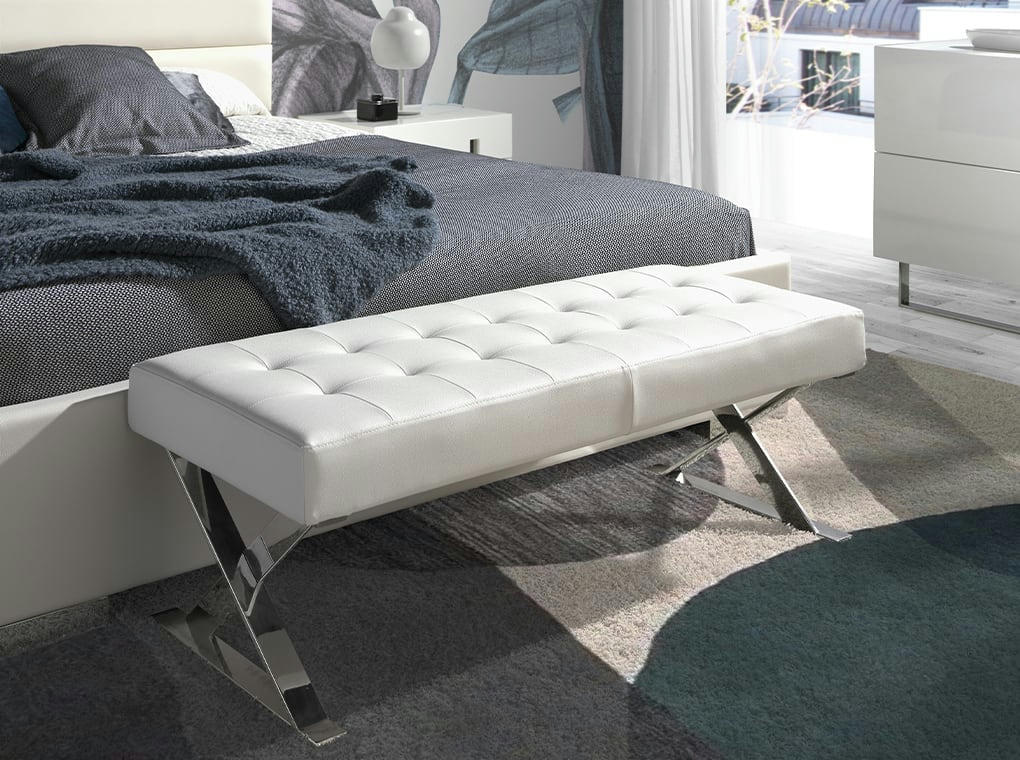 - Banquette croûte de cuir et acier chromé