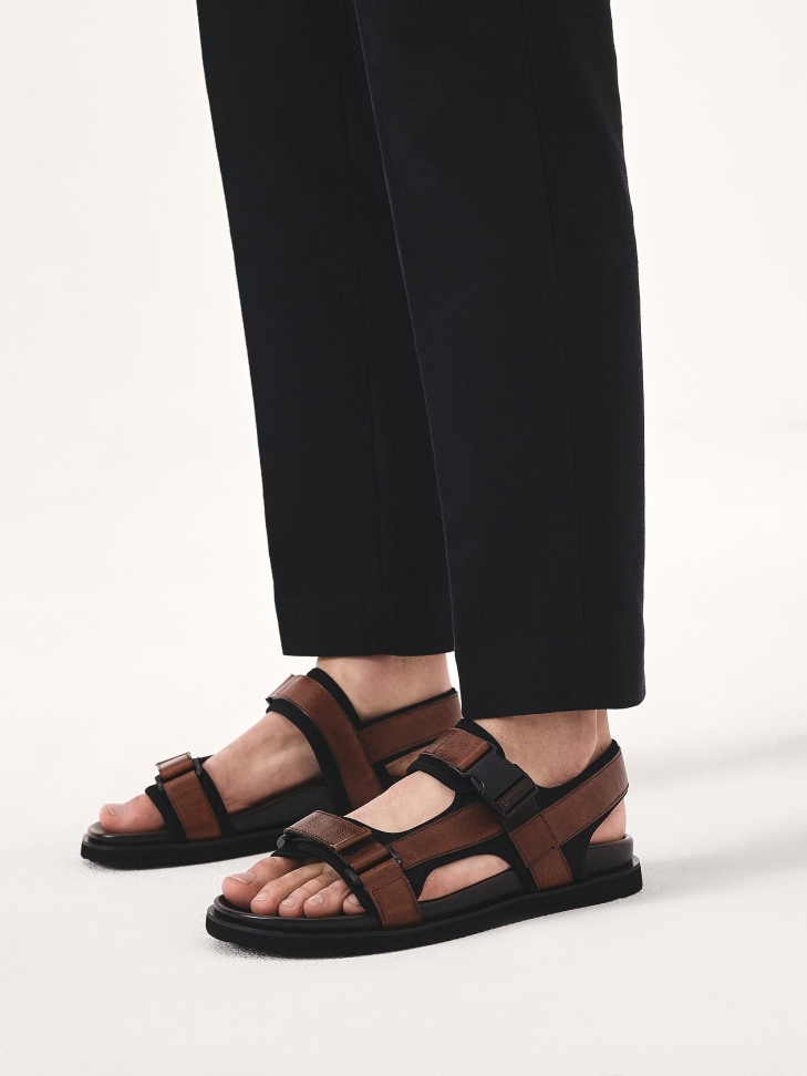 Comfortable leather sandals in brown color