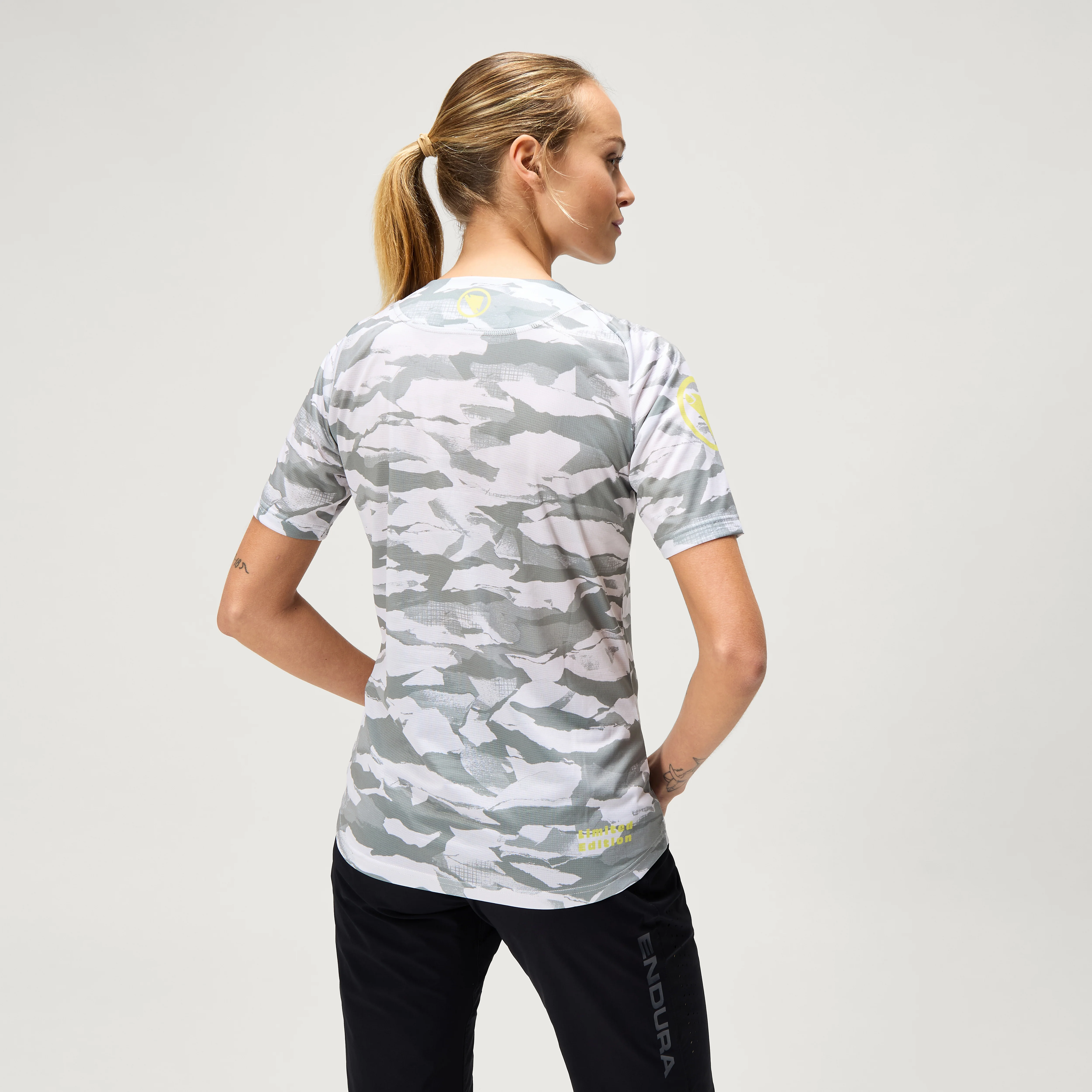 Women's Ltd Mountain Camo S/S Tee - Haar Grey