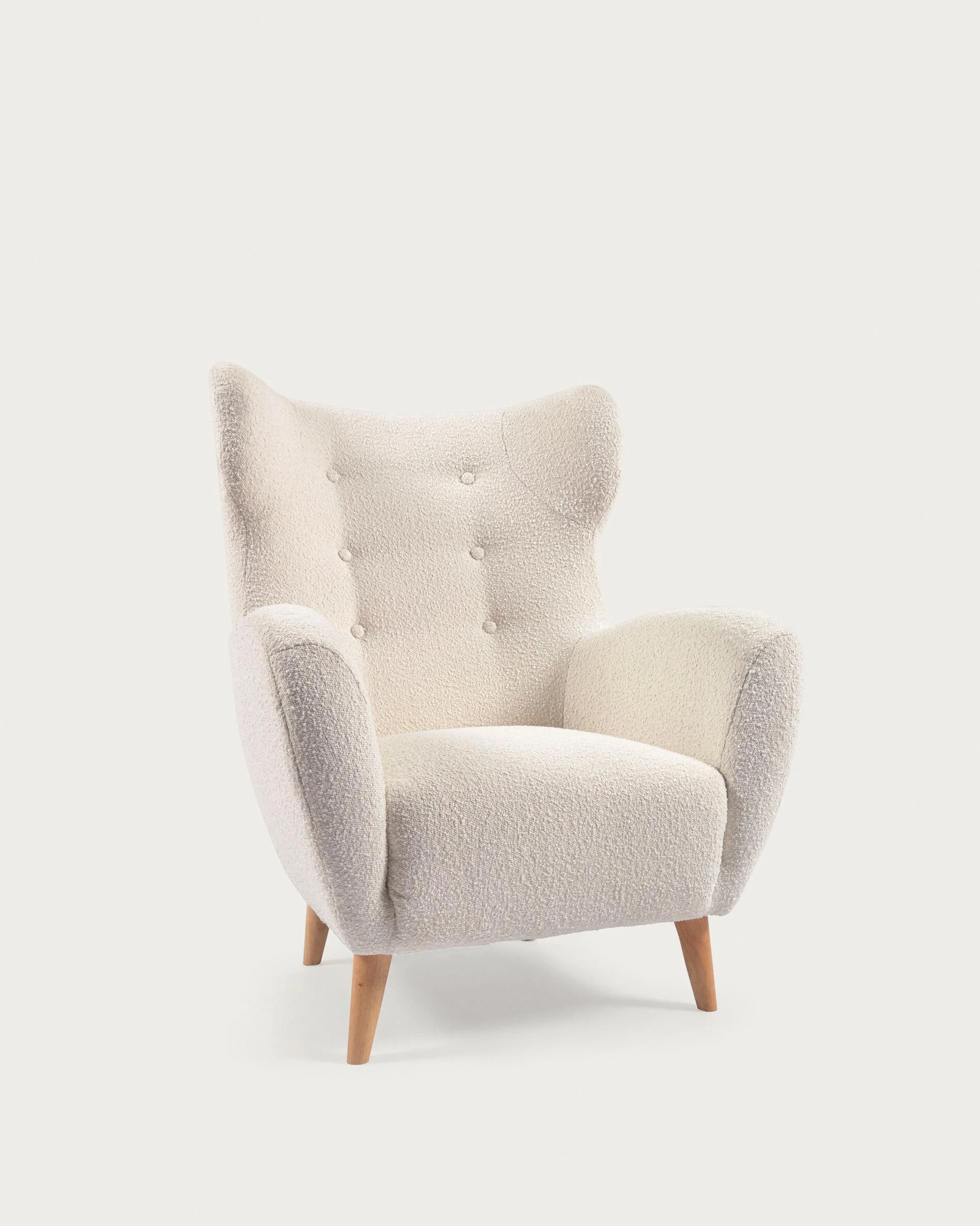 Patio armchair in white bouclé with solid, beech wood legs FSC Mix Credit