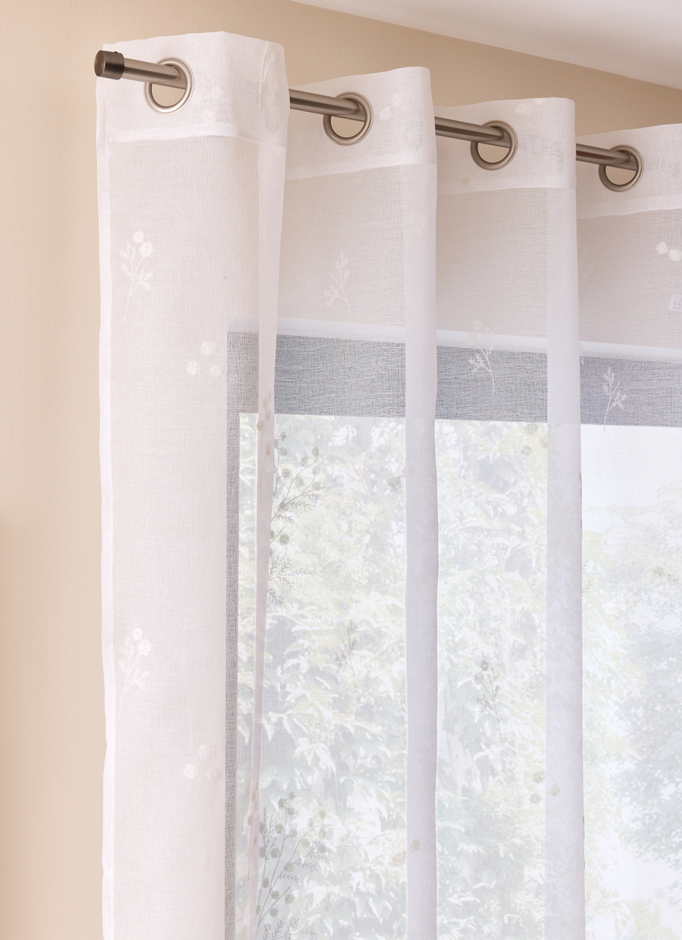 VOILAGE BRODÉ AVEC MOTIFS FLORAUX TON SUR TON BLANC