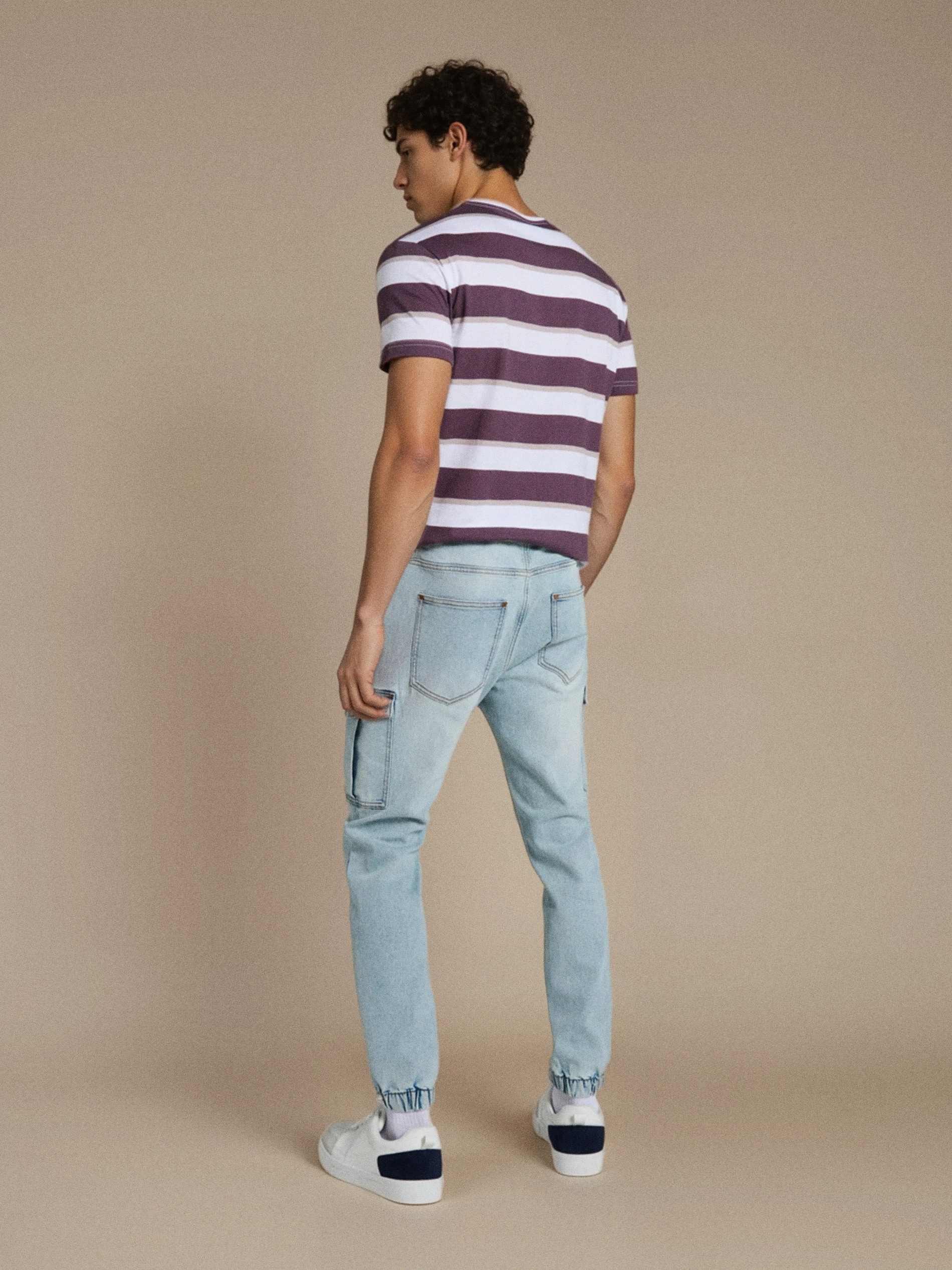 Jeansy jogger z efektem sprania