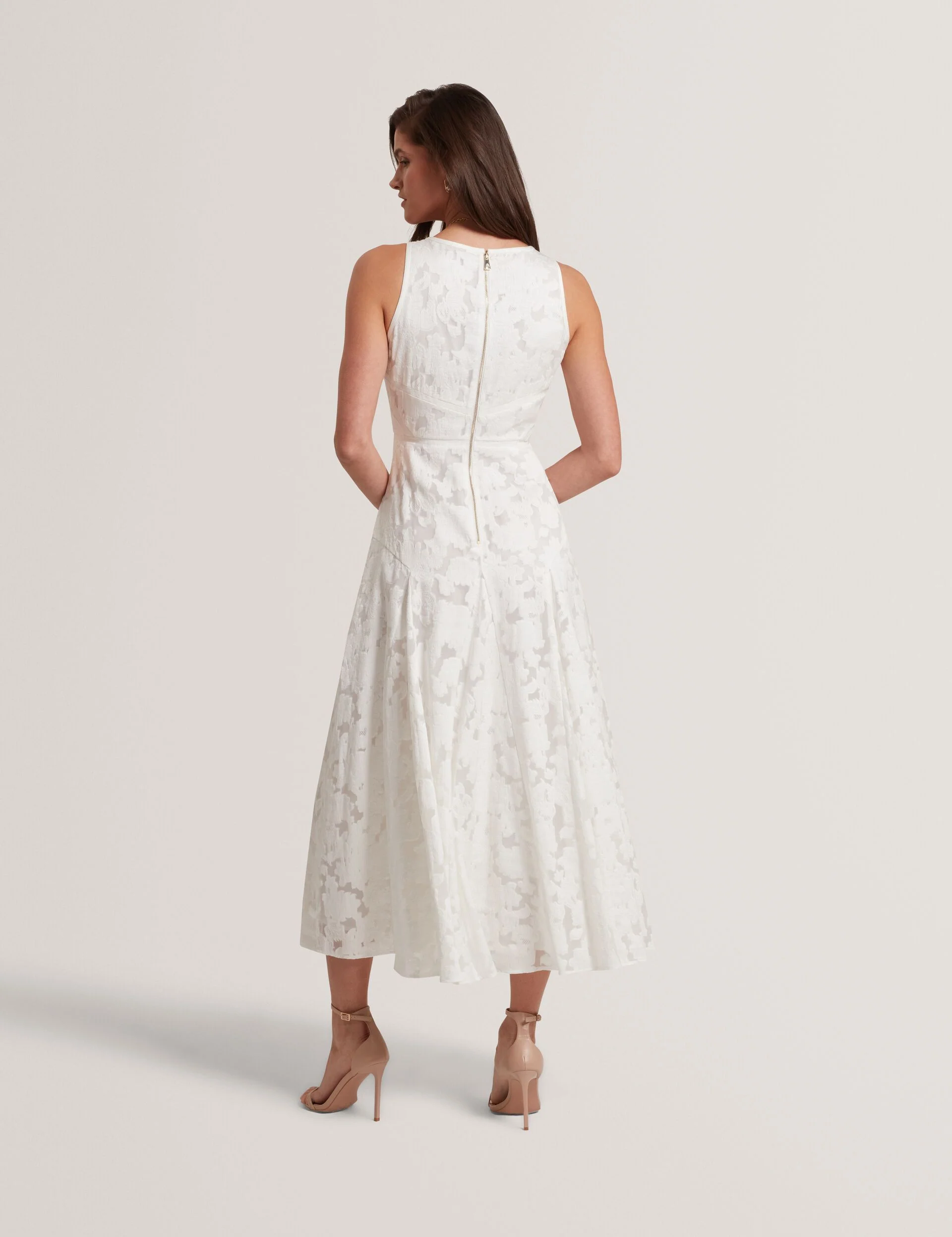 LEESAA | WHITE