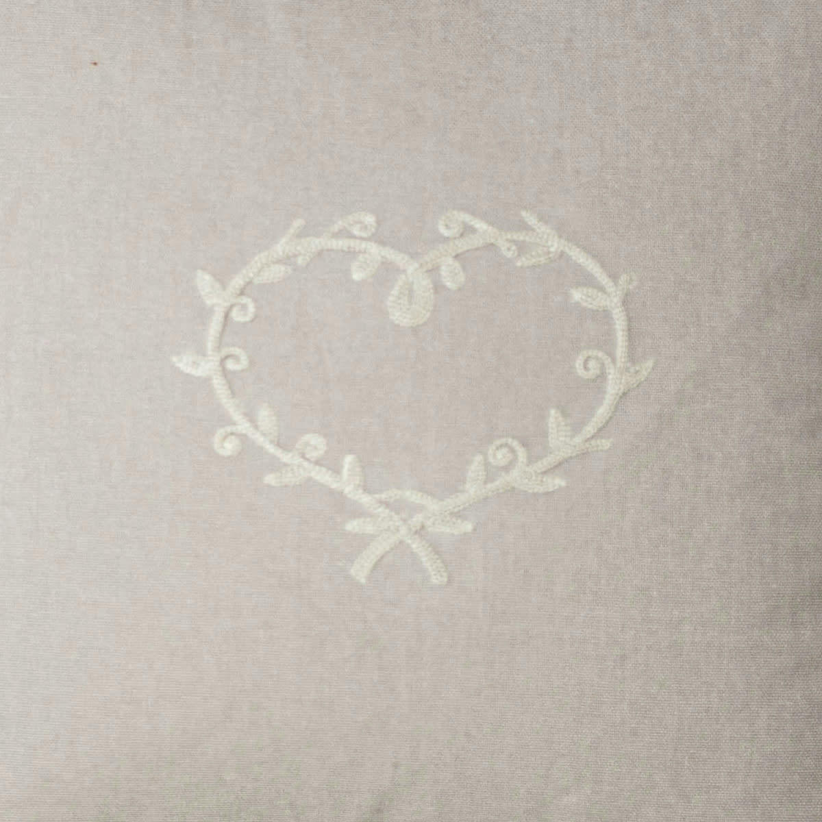 - Coussin déhoussable au cœur brodé coton naturel 40x40 cm