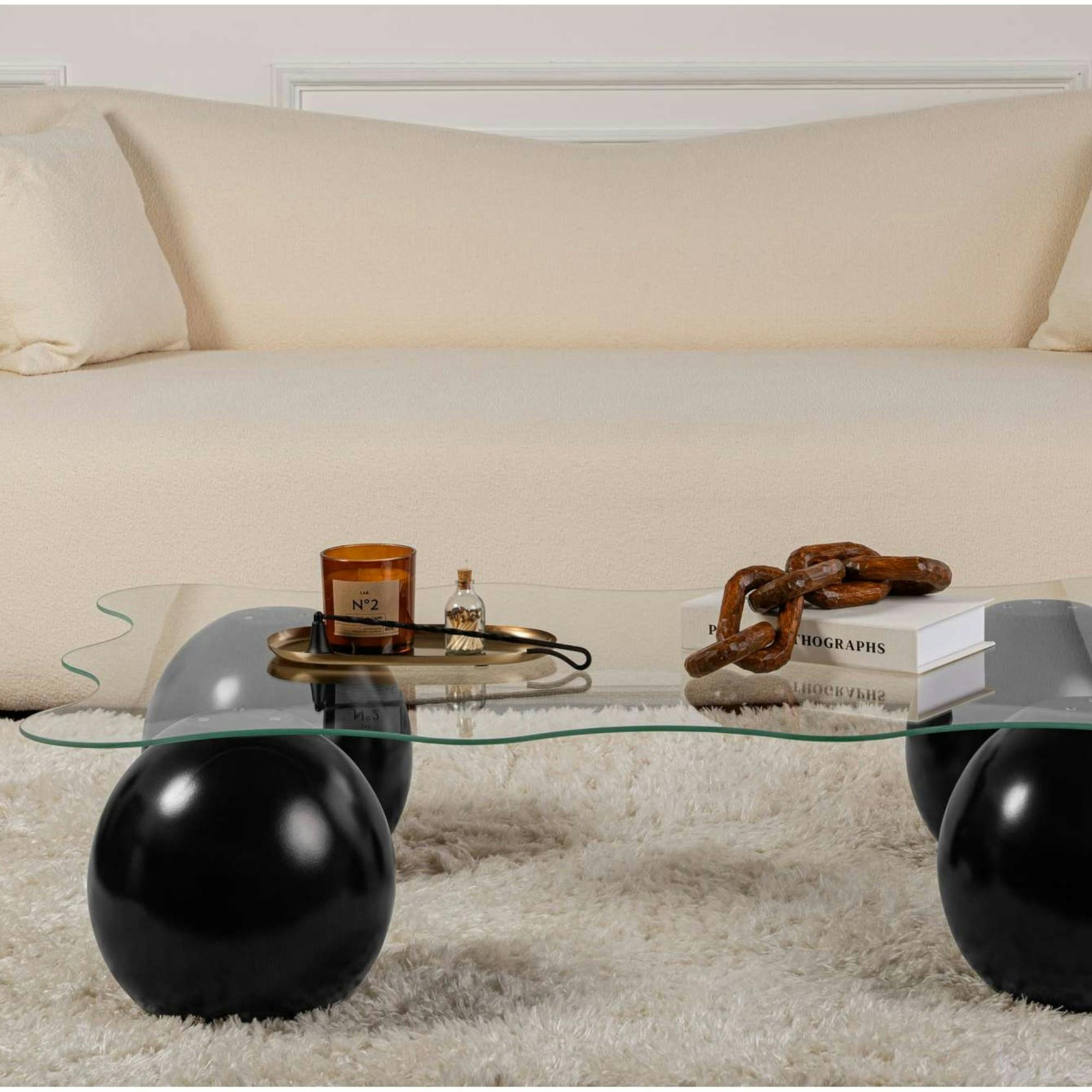 Table basse verre profil ondulé - 4 pieds boules noirs KOCHI
