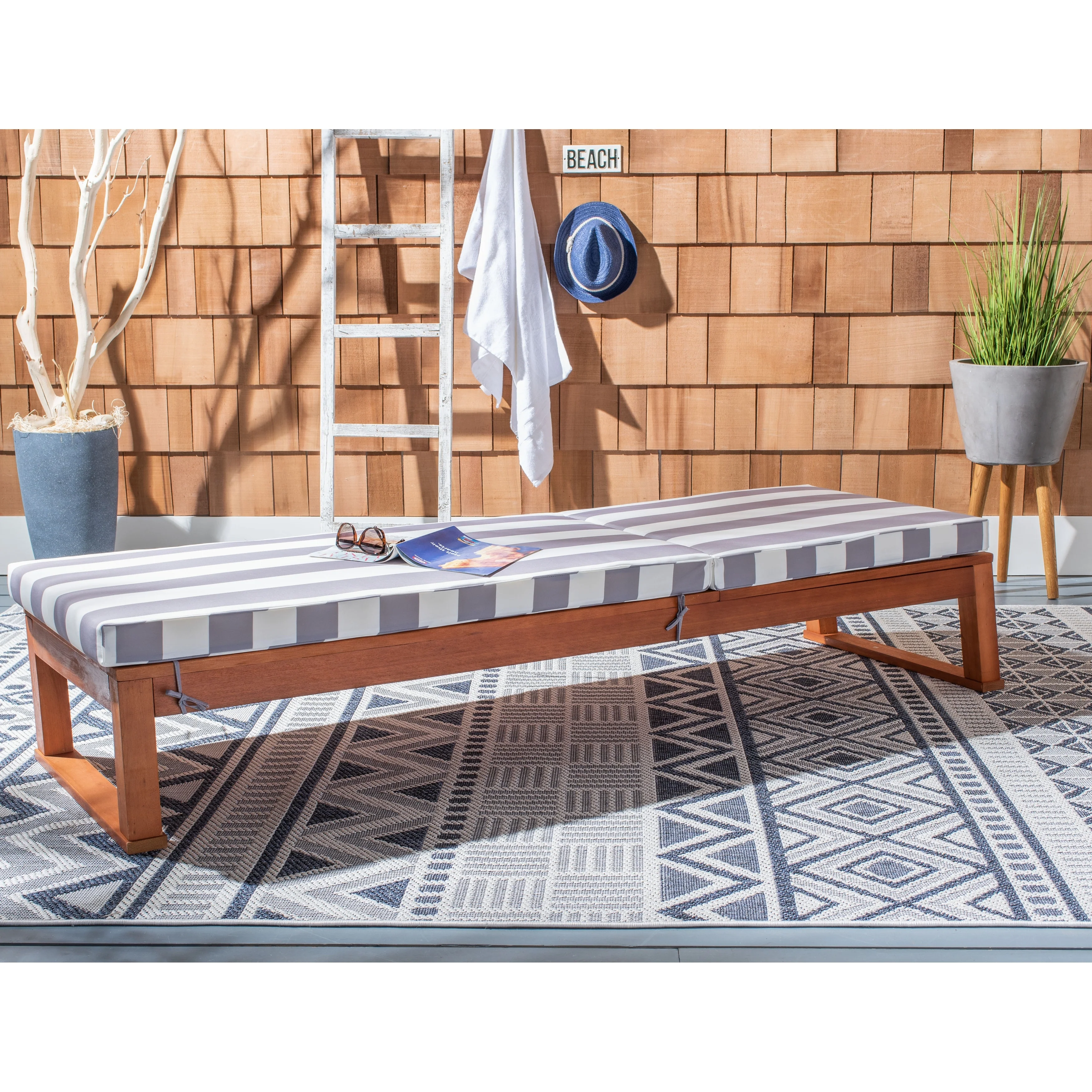 SAFAVIEH Outdoor Living Solano Brown/ Navy Sunlounger - 25W x 81D x 37H