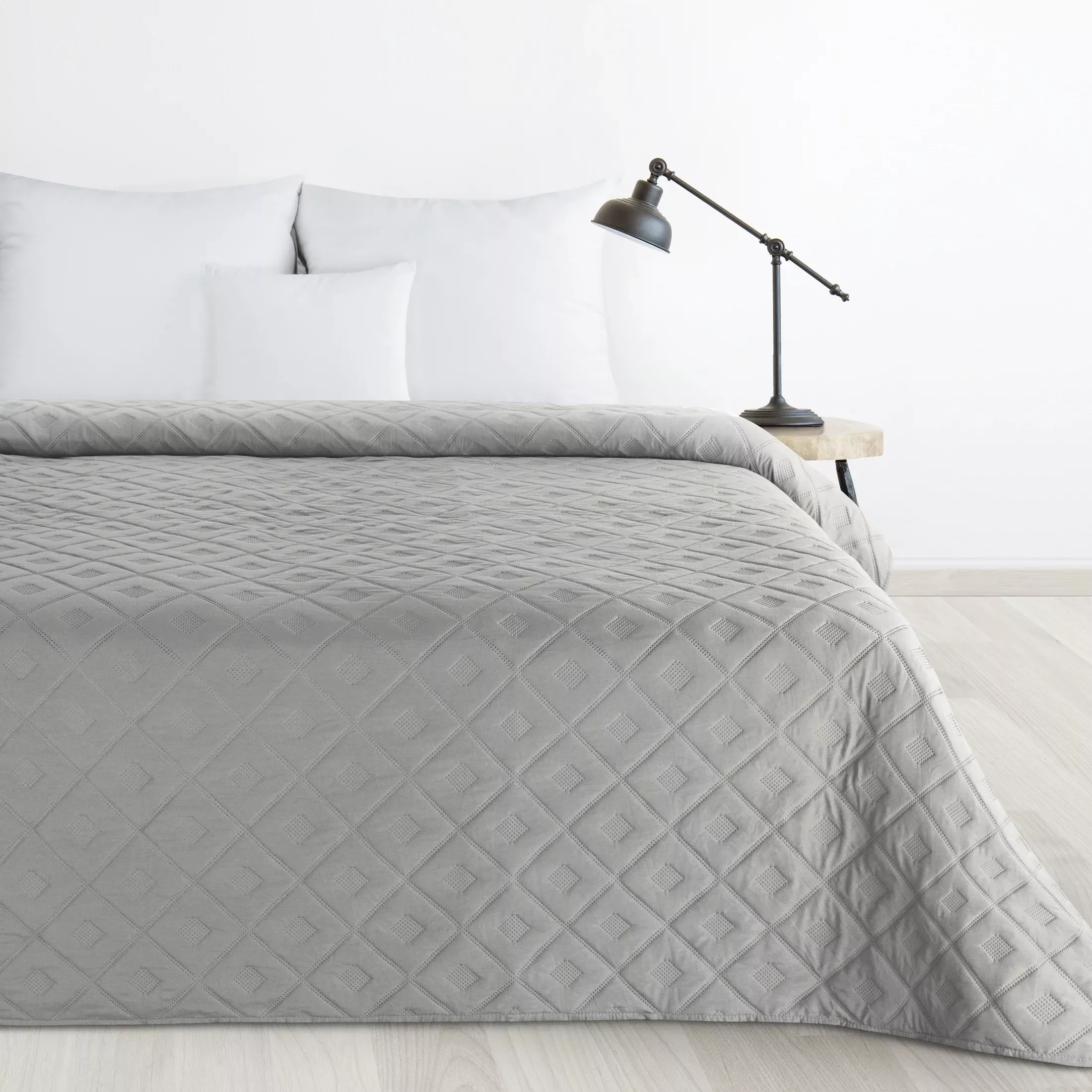 Narzuta srebrna 220x240 cm z geometrycznym wzorem wykonana techniką hot press ALARA 6 Design 91