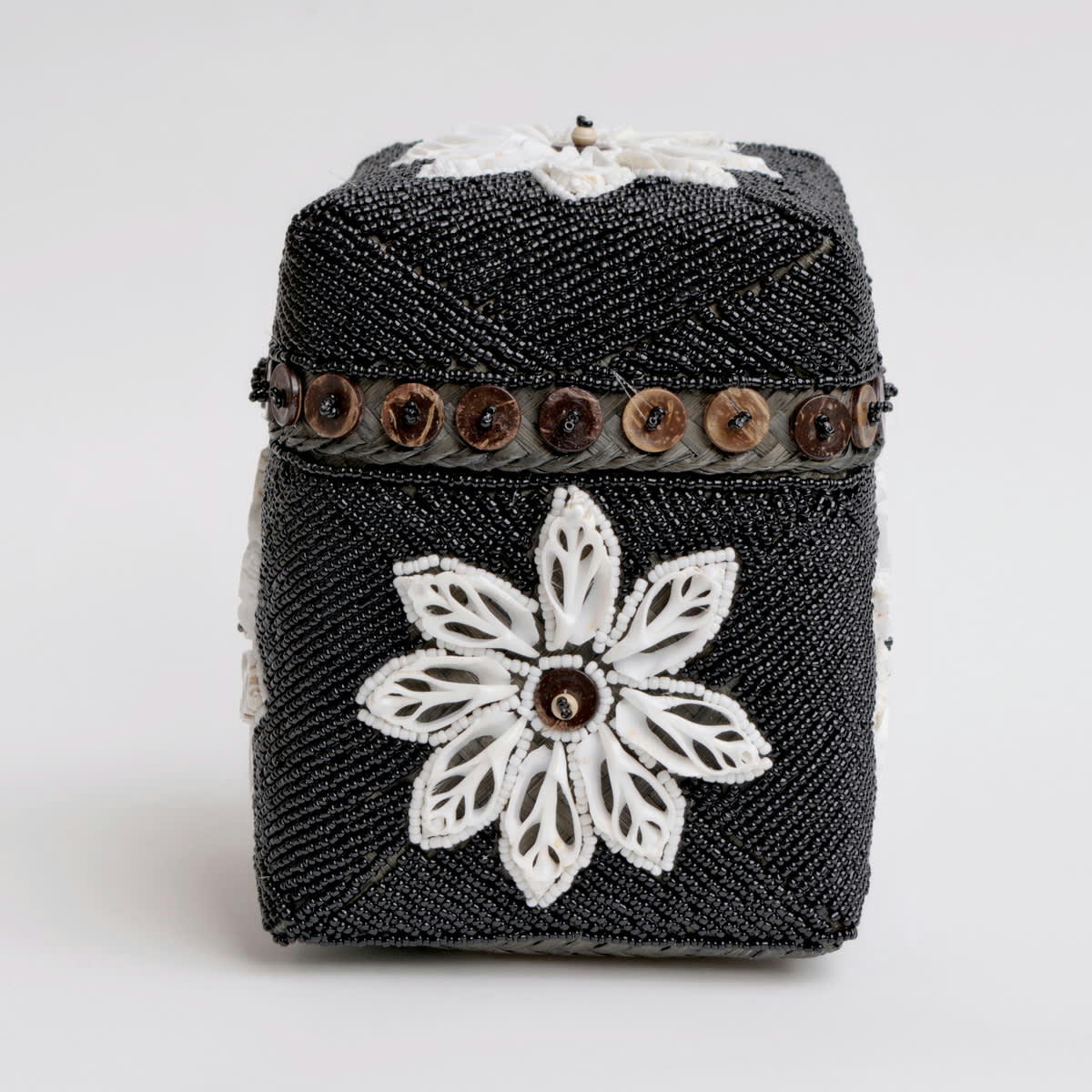 PERLA - Boîte en bambou et gros coquillages, noir 16 x 21 cm