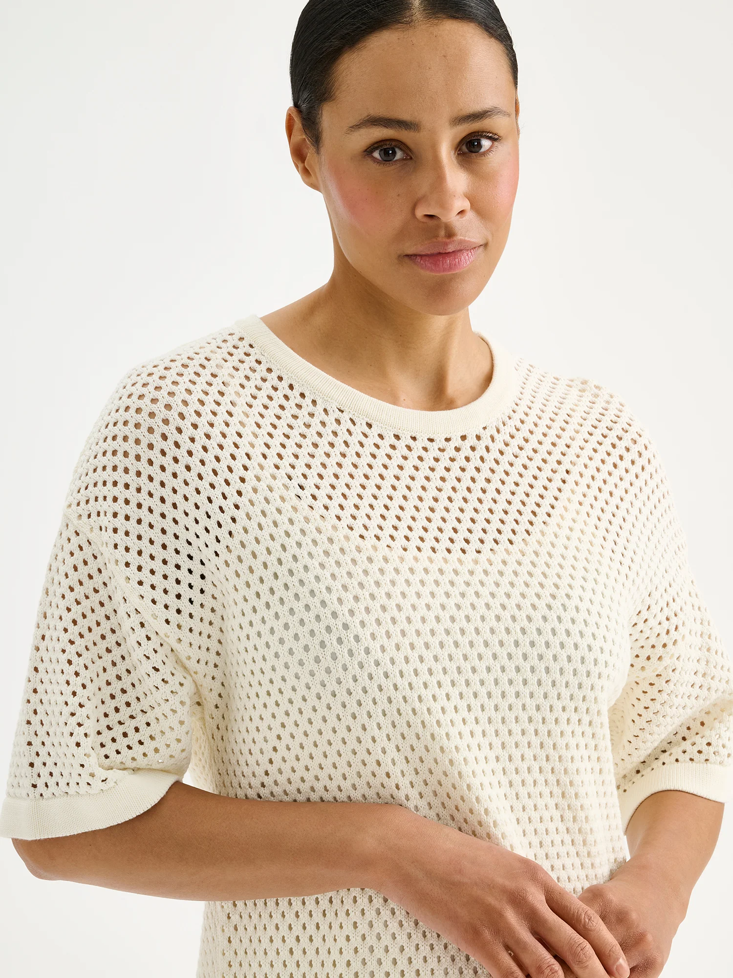 AURE reikäneulemekko - luonnonvalkoinen
