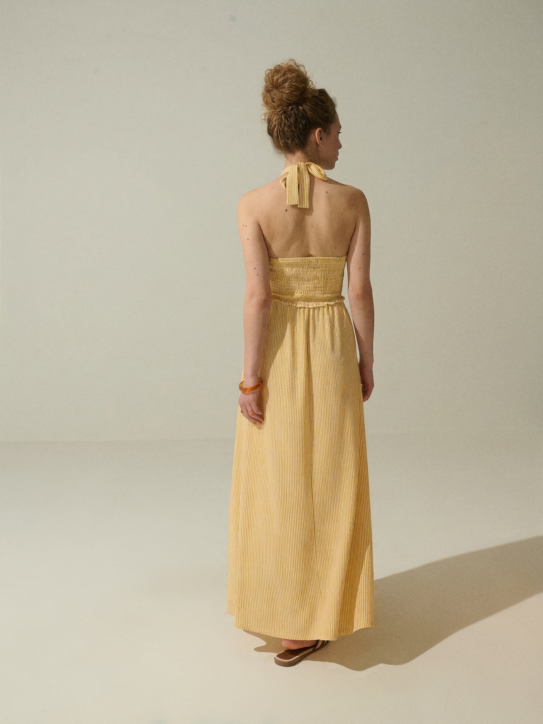 Sukienka midi z dekoltem halter w paski