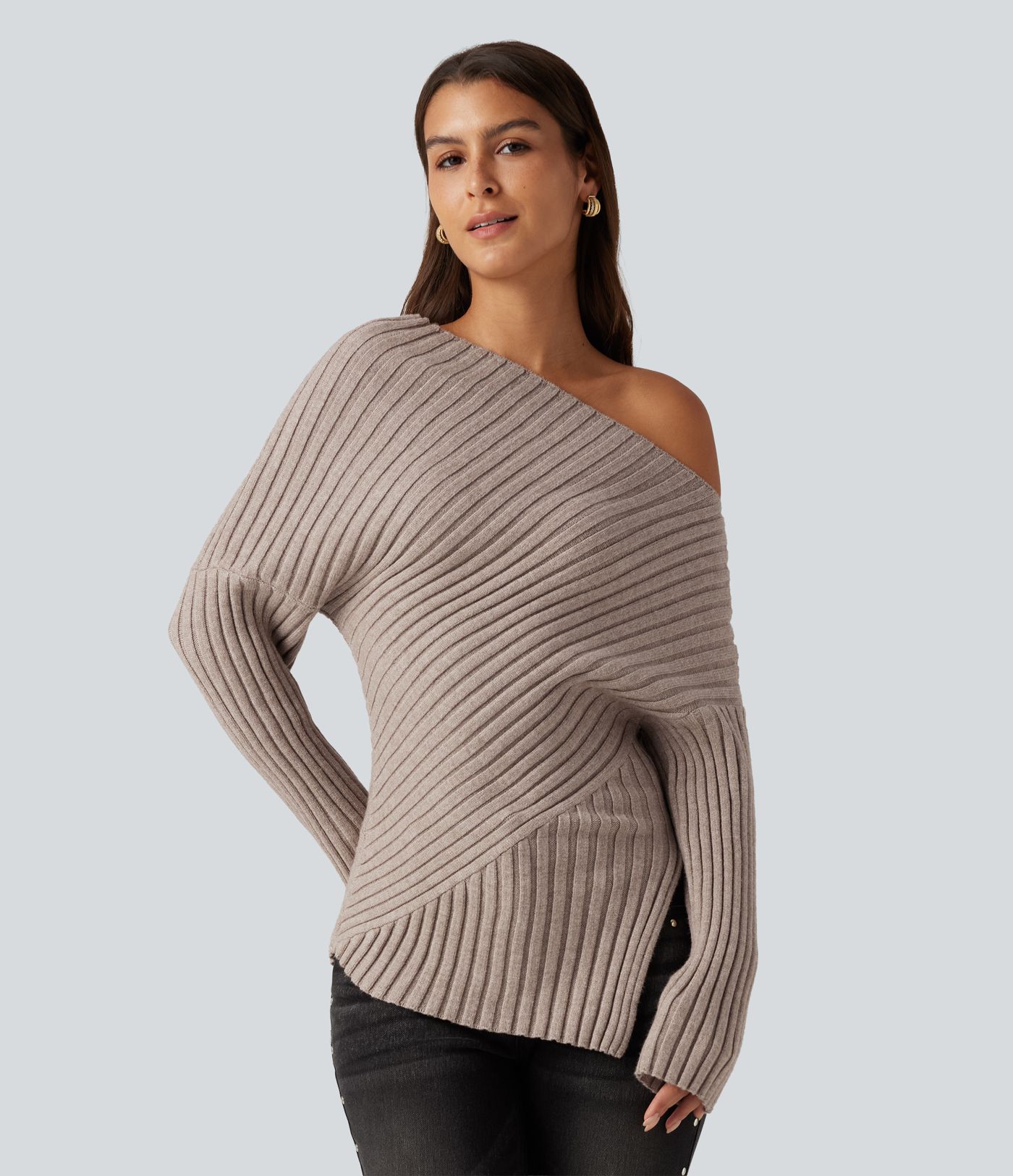 Pull en maille côtelée asymétrique une épaule à manches longues et ourlet asymétrique