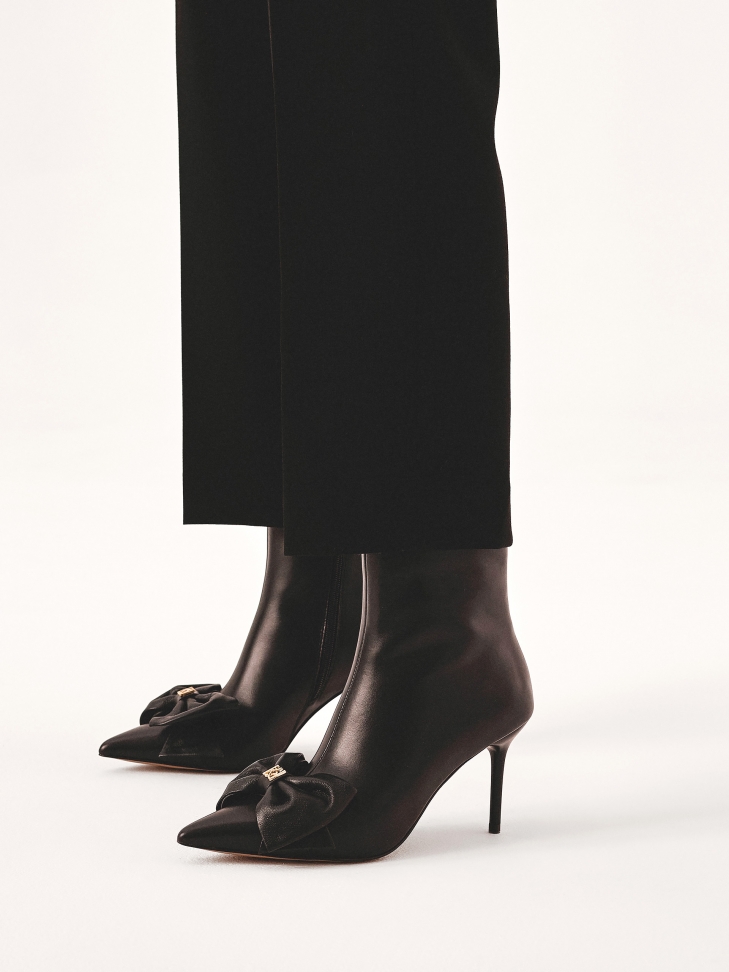 Classic boots with a big bow