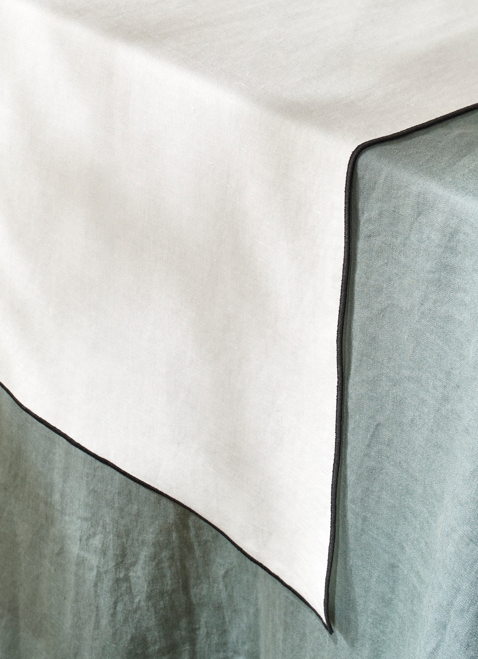 CHEMIN DE TABLE EN COTON ET LIN - BOURDON COLORÉ BLANC