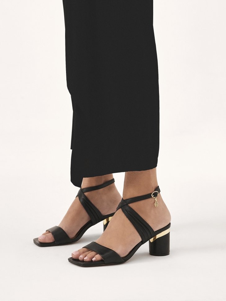 Sandals with round heel and strap around the ankle