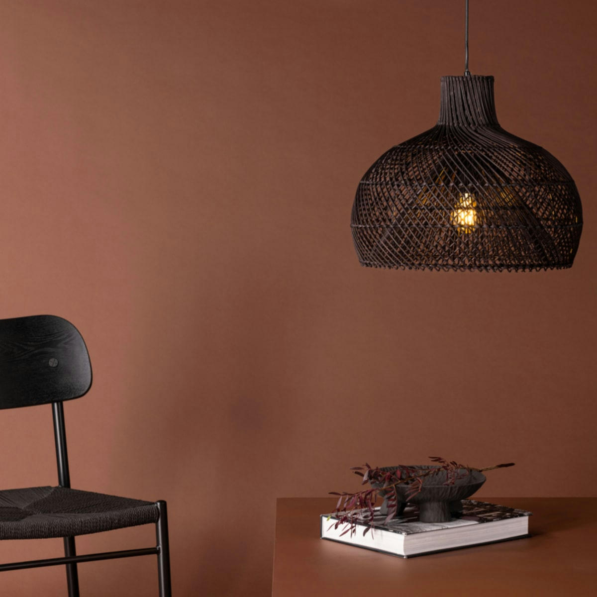 VOUK - Suspension arrondie en rotin noir