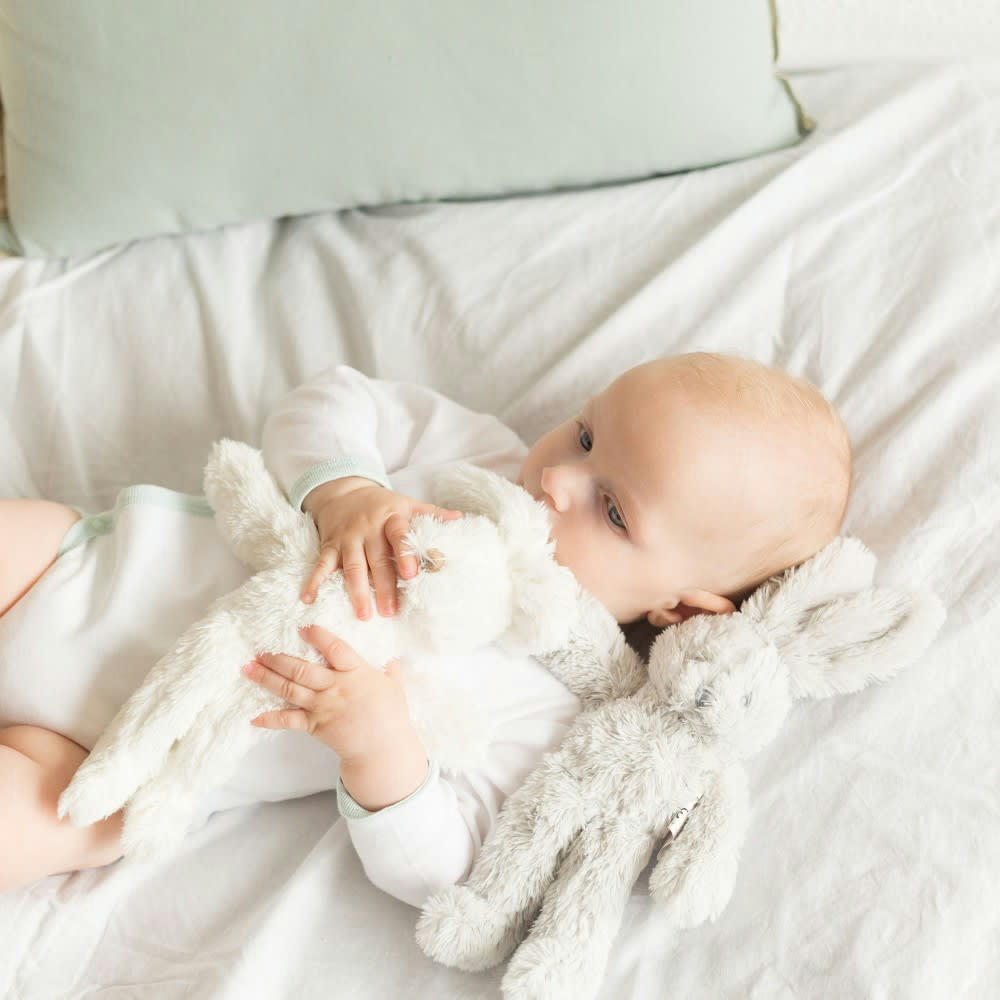 - Peluche bébé gris