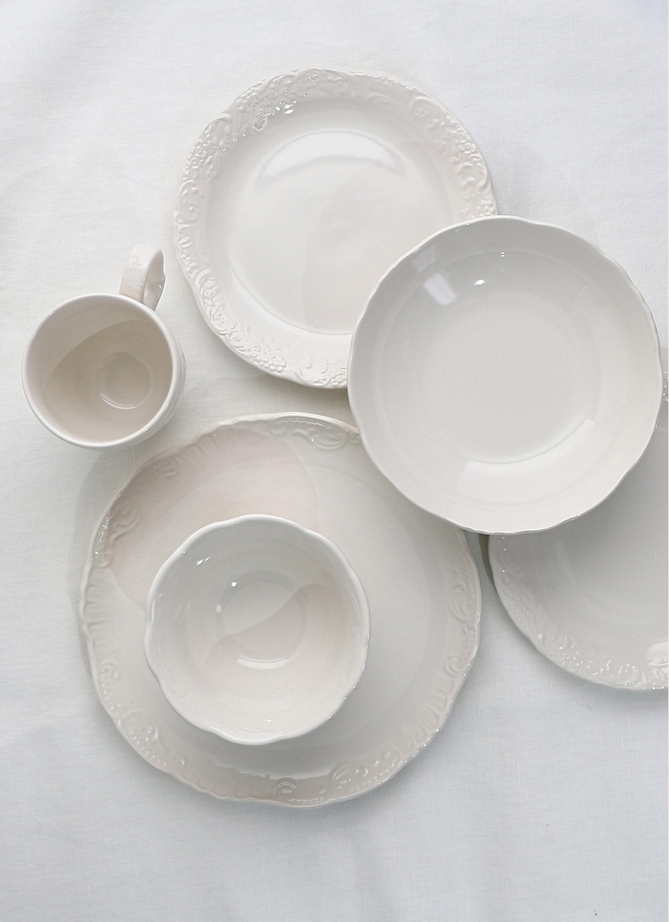 ASSIETTE à DESSERT EN GRÈS ORNEMENTÉ CREME