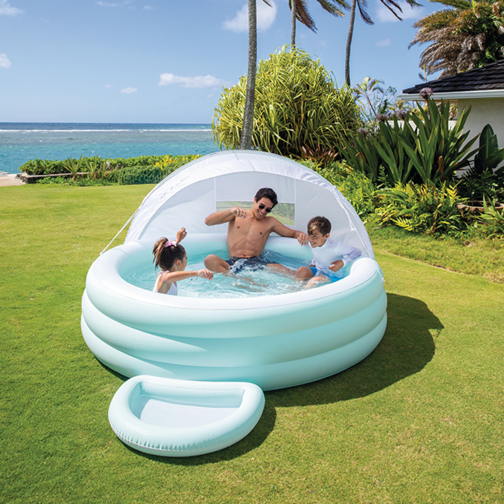 Petite piscine pastelle avec ombrelle