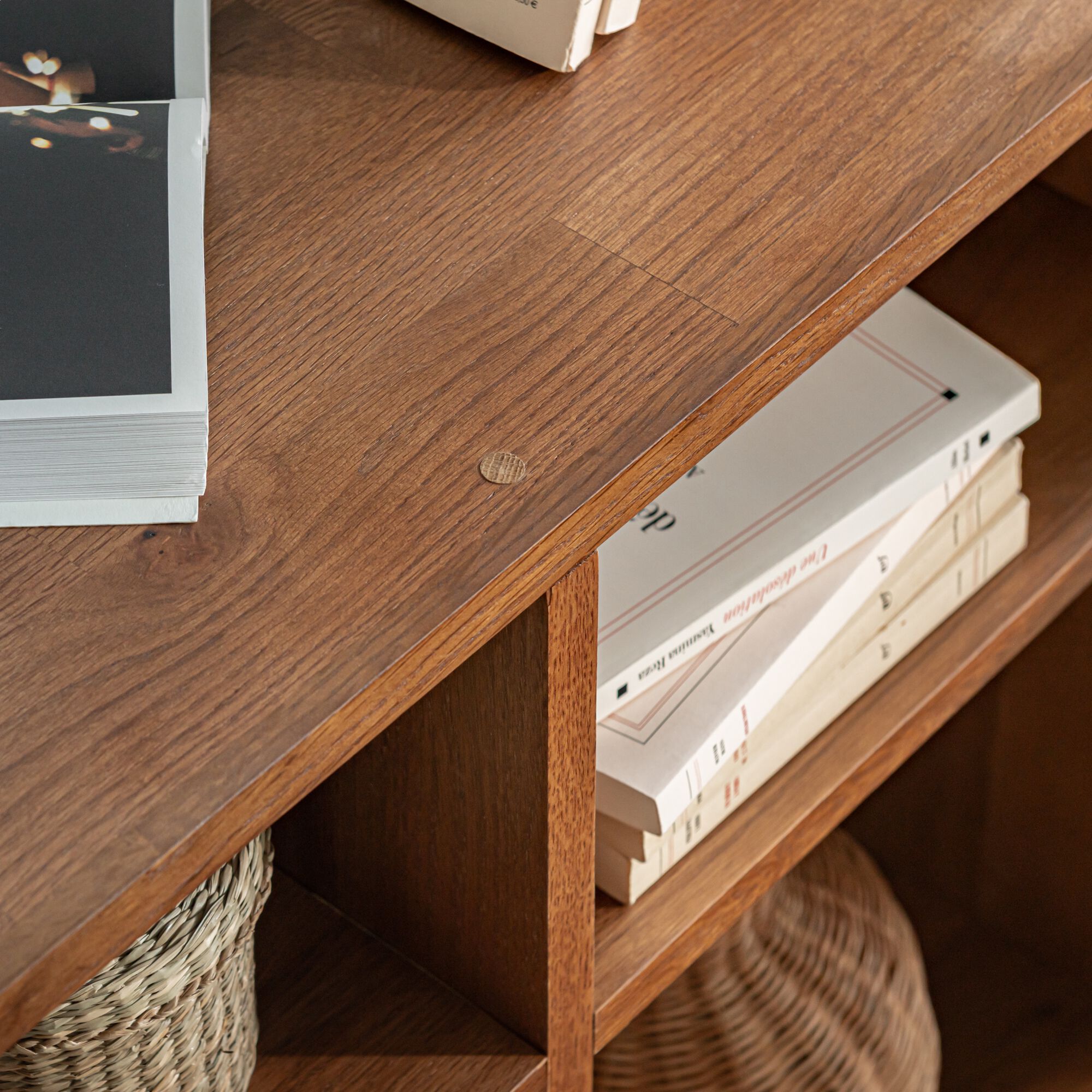 TASSIA - Étagère 4 cases en chêne massif - bois foncé