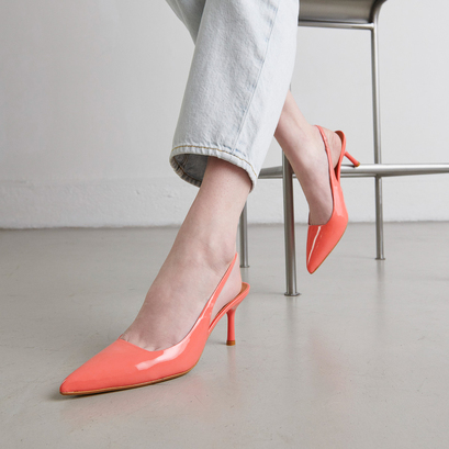 Escarpins à bouts pointusen vernis corail | DIAMANTINE