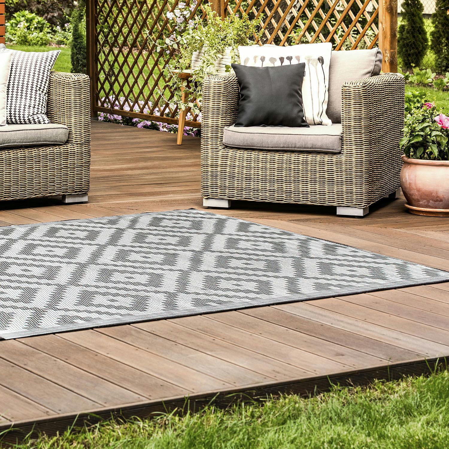 - Tapis en polypropylène 120 x 180 cm de long gris foncé et blanc