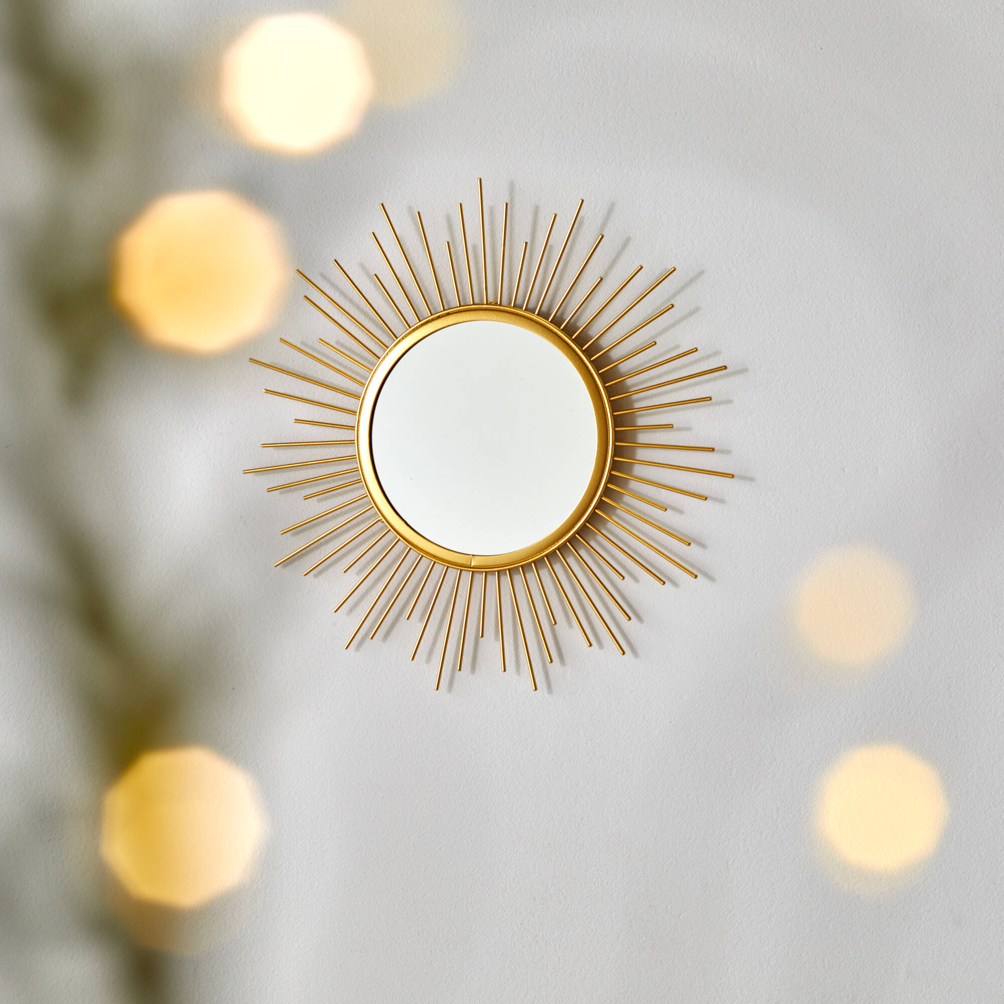 Miroir forme soleil en métal doré