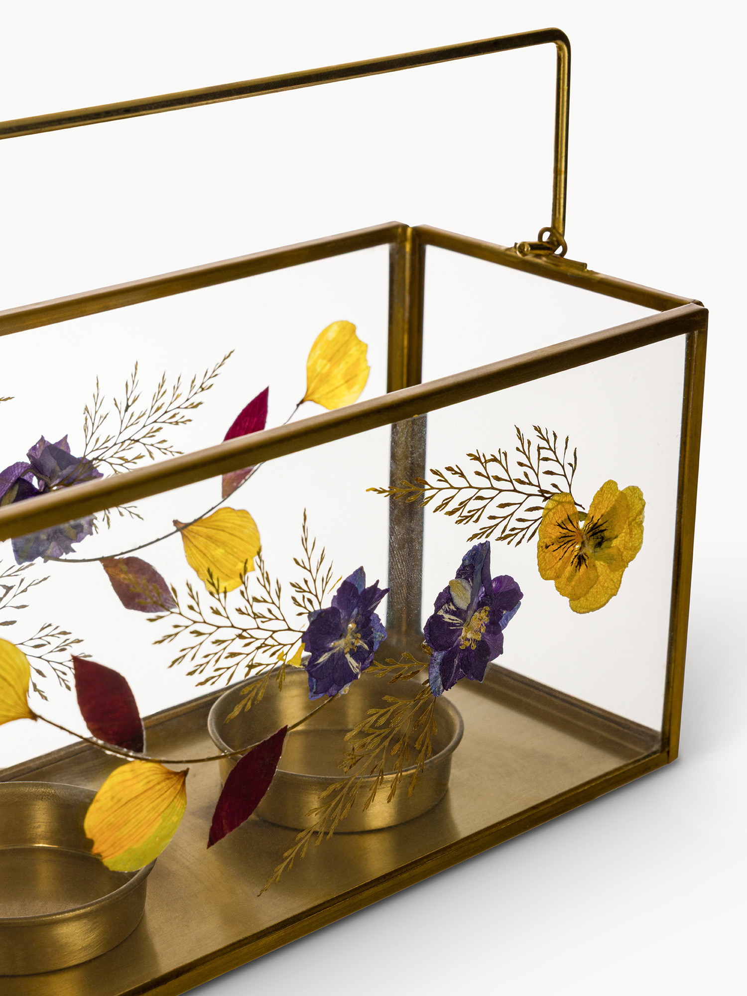 Porta t-light in vetro ed ottone con fiori secchi