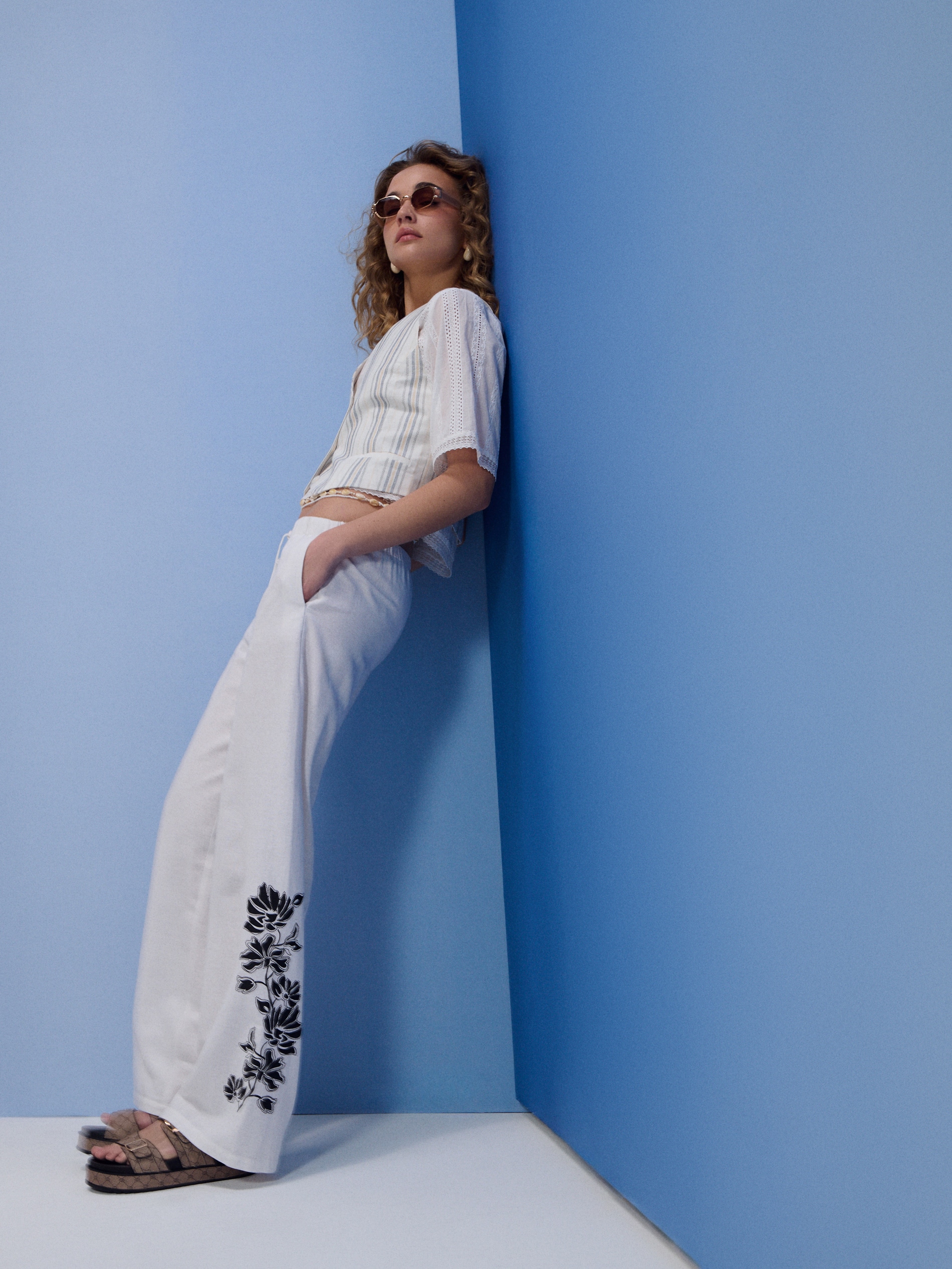 Spodnie loose fit wide leg z wiskozą i domieszką lnu
