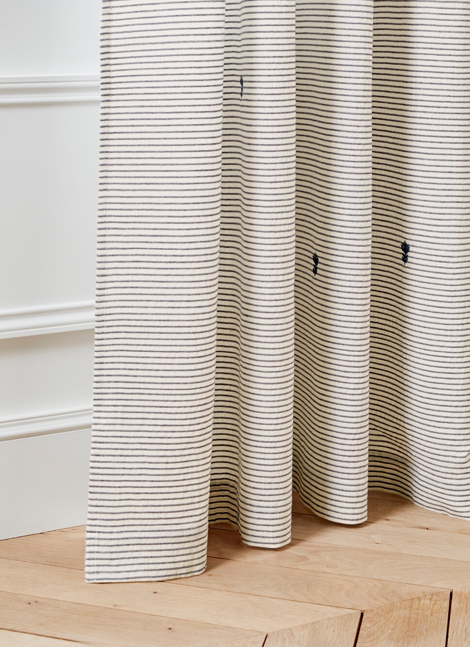 RIDEAU à RAYURES ET BRODERIES FLORALES JAHAZI BLANC CASSÉ