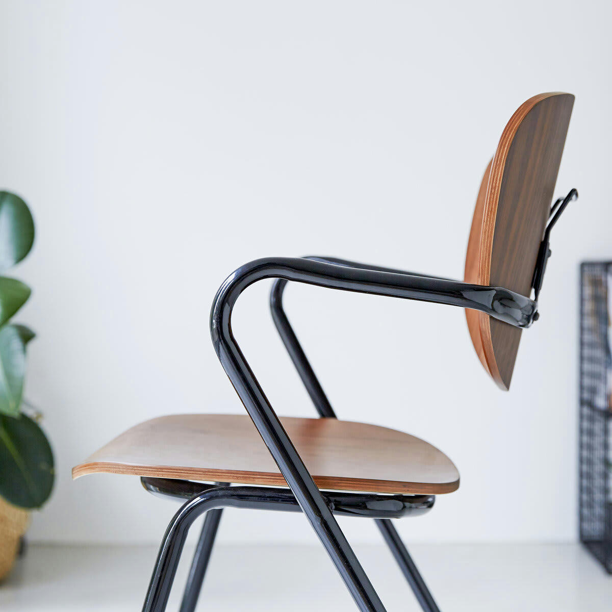 ADA - Chaise en noyer et métal