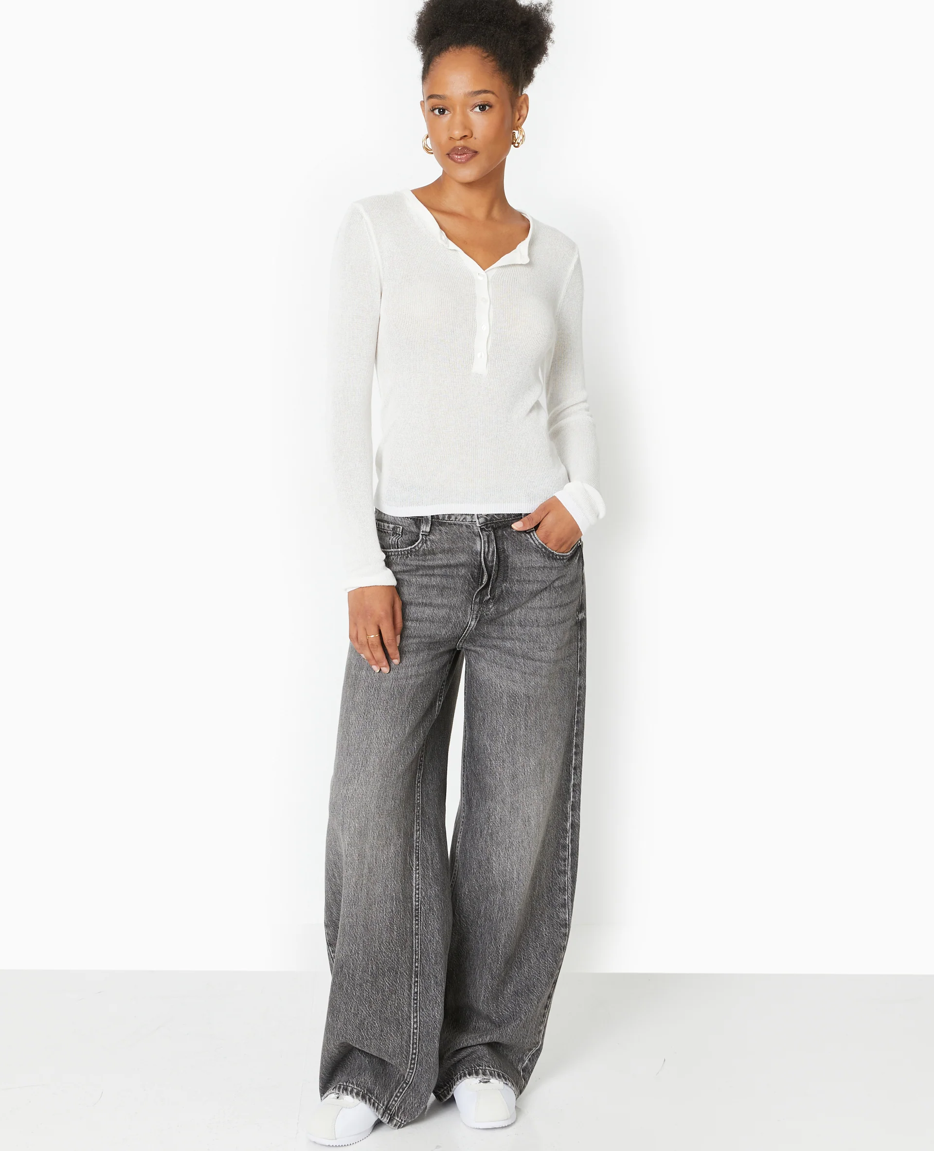 Pull maille transparente avec patte boutonnée