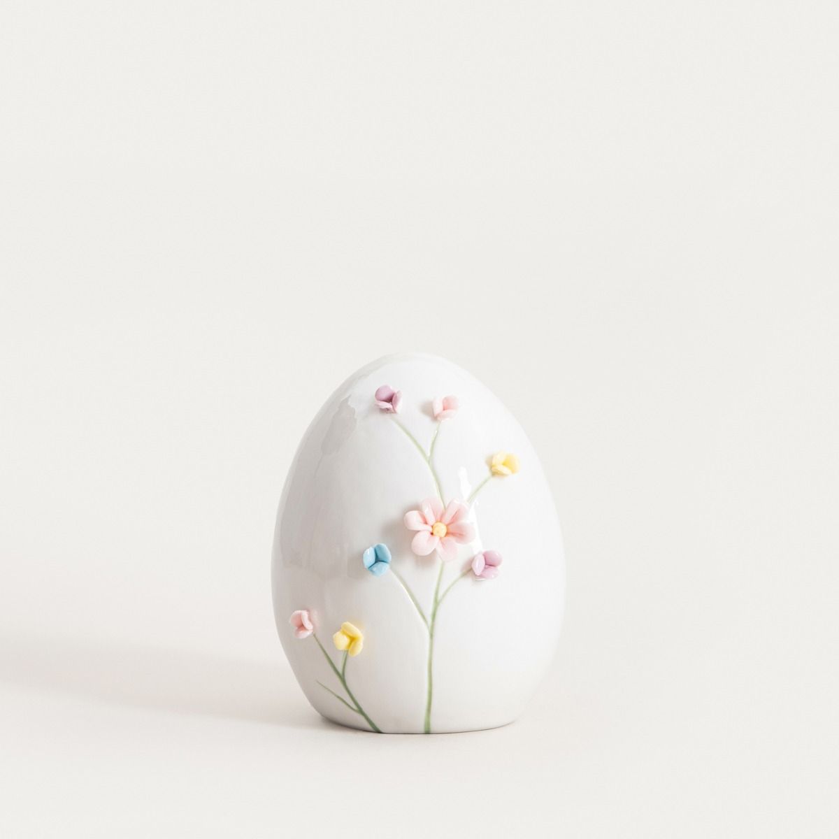 Figurka BULAQ jajko ceramiczne z dekoracyjnymi kwiatami 11,7x15 cm