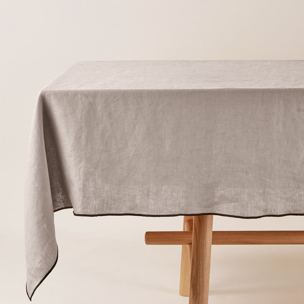 Madura Vierkant tafelkleed Carlina snaar en zwarte hommel 170x170 cm
