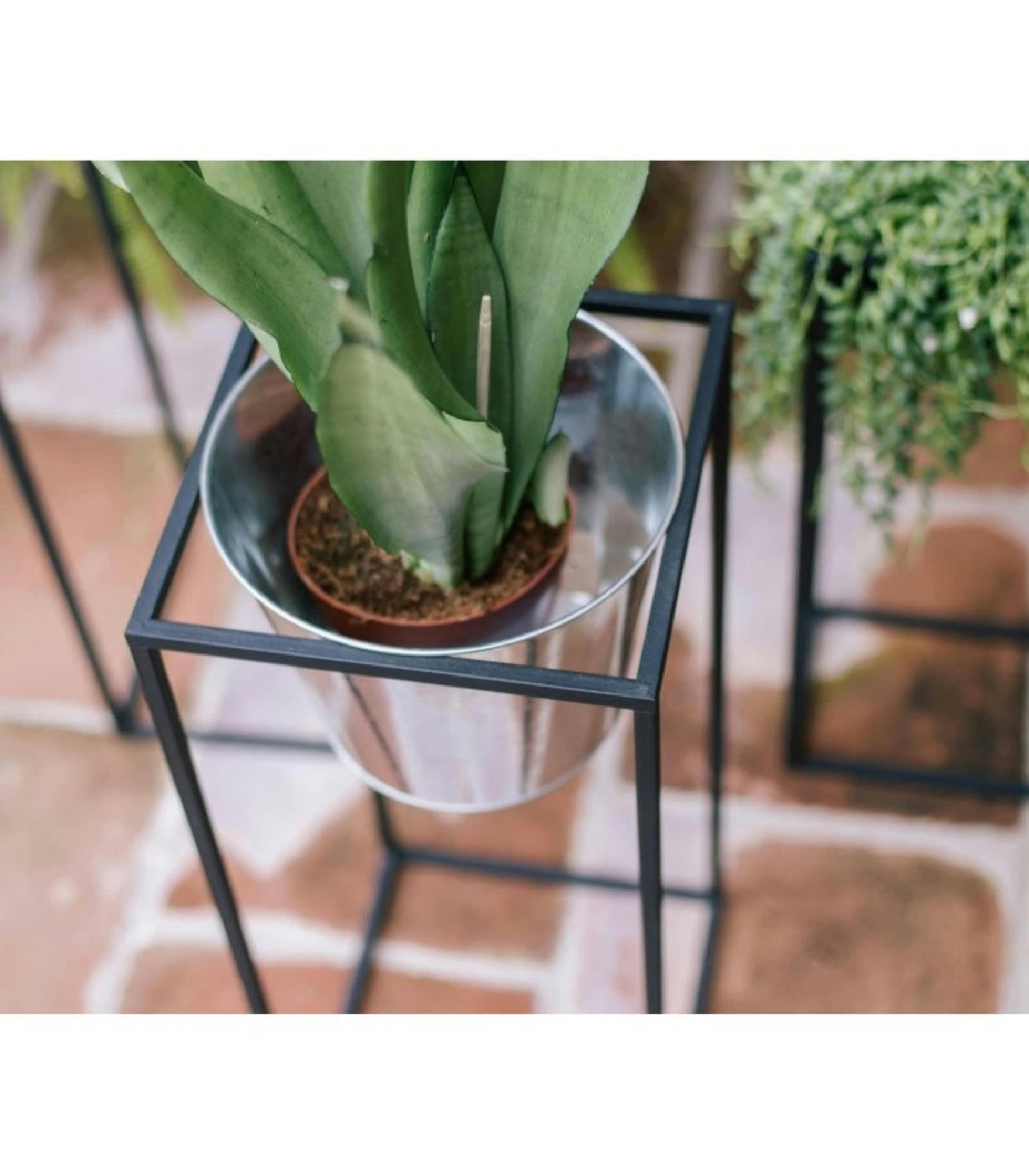 MÉTAL - Cache-pot sur pied en métal noir et pot argenté H80cm