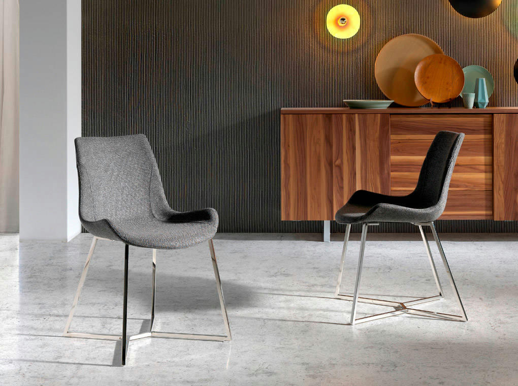 - Chaise en tissu gris et pieds chromé