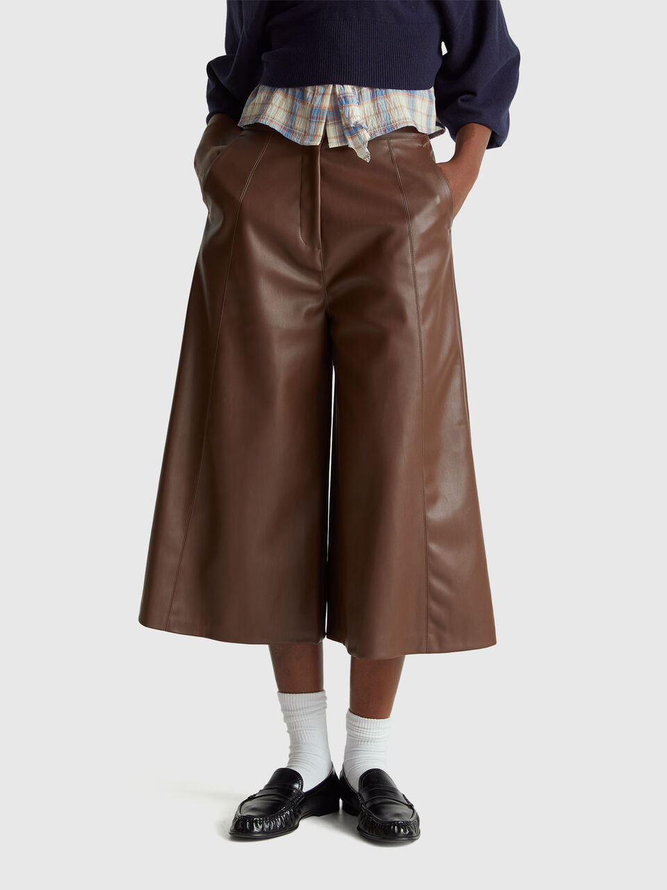 Wide 3/4 trousers in imitation leather