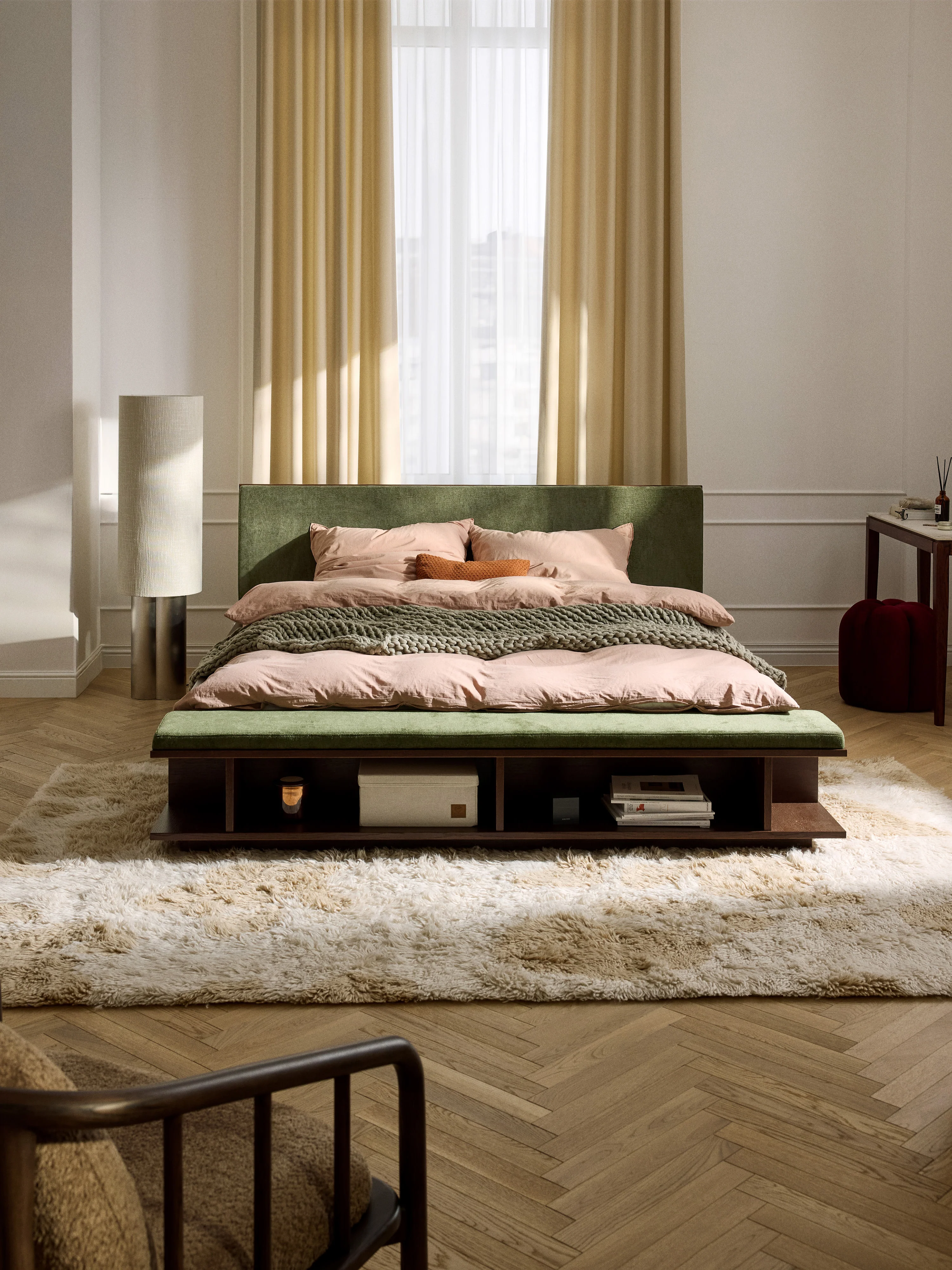 Holz-Bettgestell Clark mit Bank und Seitenablagen